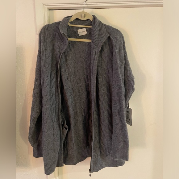 Le Kasha
Akita Cashmere Cardigan NWT - size M/L - Picture 2 of 10